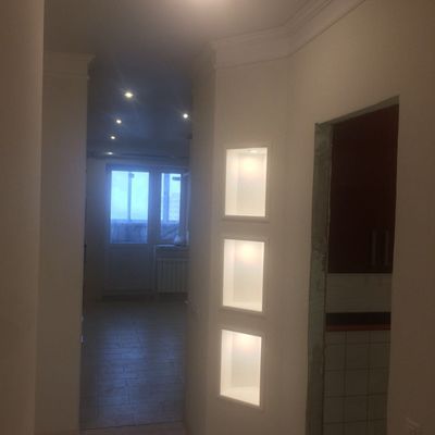 Прихожая со встроенными нишами